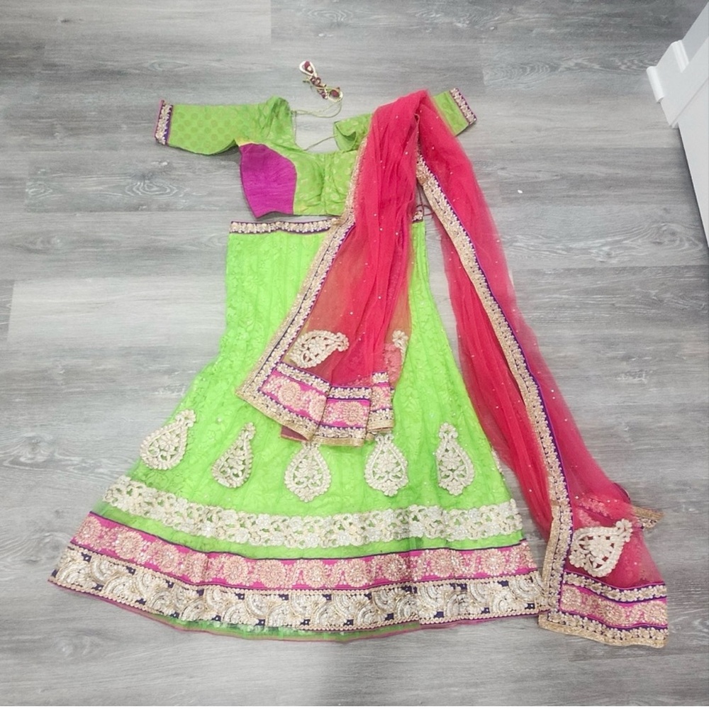 20 inch bust pure Banarasi blouse, Green and pink lehenga set with large dupatta
